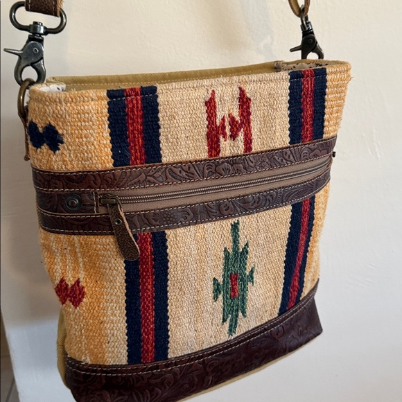 SPRING BLOOMS SHOULDER BAG - Picture 13 of 17